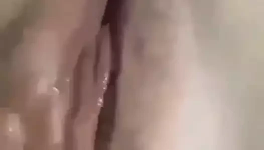 Ateşli orta yaşlı seksi kadın orgazm olmak için mastürbasyon yapıyor