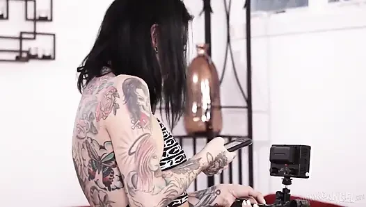 Burning Angel - bu kanepeyi sik - Gina Valentina