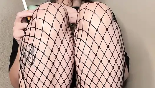 File çorap içinde sigara içiyor, amcığıma bir göz atarak seni azdırıyor