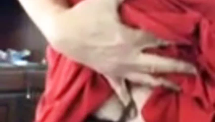 Artemus crossdresser büyük meme uçları ile oynuyor