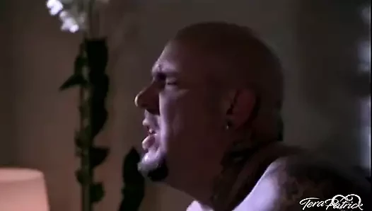 Faith Leon anal seks yaparken Lanny Barbie yarağa biniyor