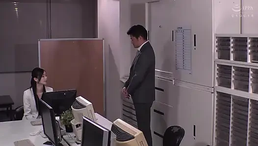 Genç kadın patron arkadan kulağıma tatlı ve azdırıcı fısıltılarla beni baştan çıkarıyor. Bölüm 3