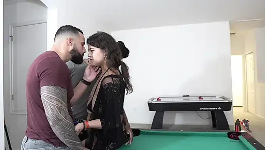 Eş değiştiren bilardo masası üçlü grup seks