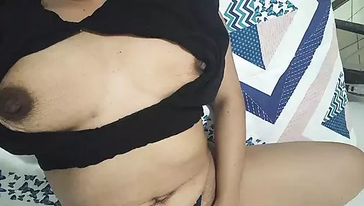 Üvey kız üvey babası için seksi kıyafetlerini giyiyor ve lezzetli mastürbasyonla ateşli oluyor