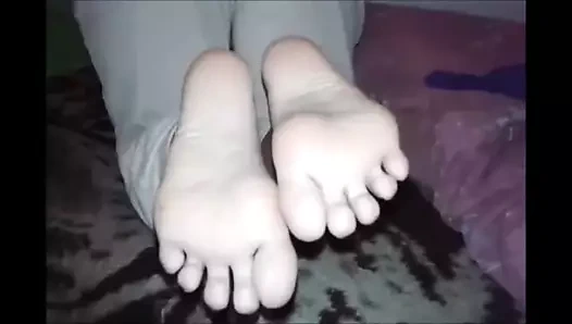 Niki seksi (36 beden) ayaklarını hareket ettiriyor