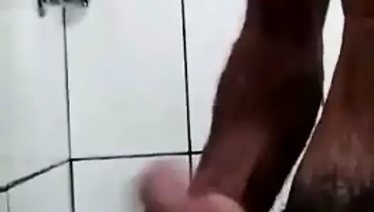 Um belo Banho Com Esse Coroa