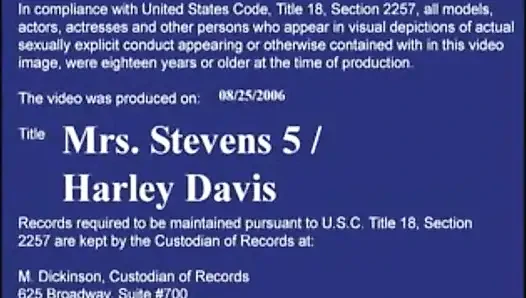 Arkadaşı Harley Davis büyük götüyle kanepede sikişiyor