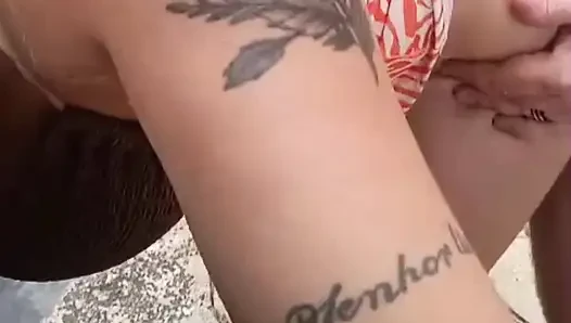 Ateşli Brezilyalı latin muse anal tıkaçla açık havada eğlencenin tadını çıkarıyor