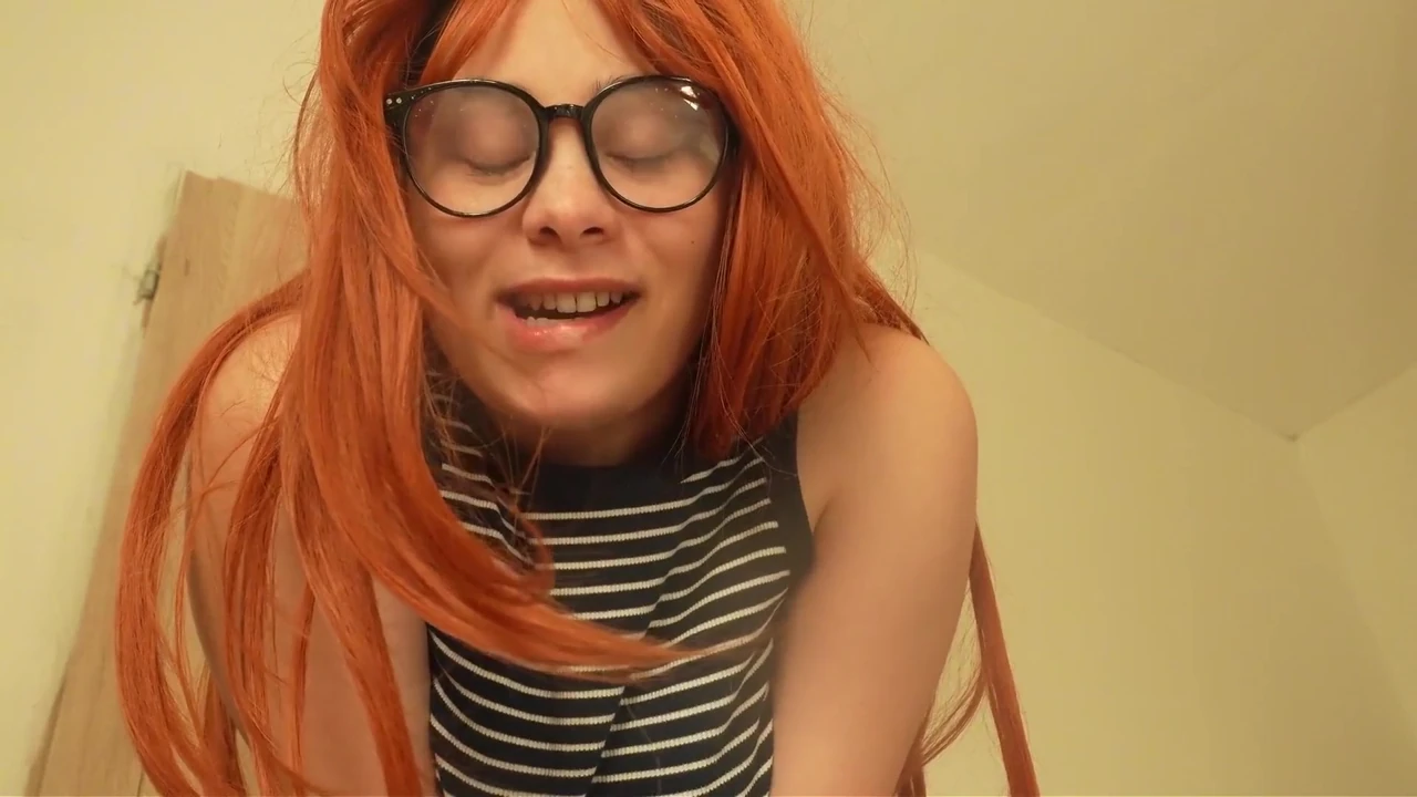 A Giantess Calls up a Friend She Hasn’t Seen in a Long Time and Invites Him Over to Chat
