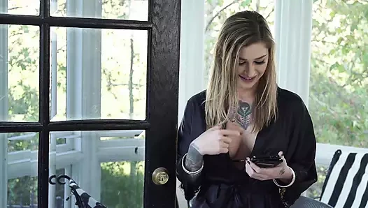 Kıllı dövmeli vixen yatağında sert et alıyor