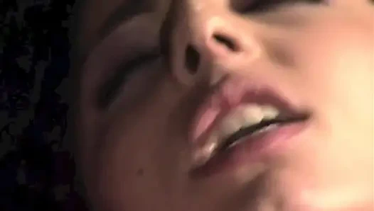 Arabada ateşli seks ve yüzüne boşalma