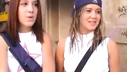 Elizabeth douglas ve trisha annabelle sokakta sigara içiyor