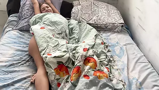 Üvey erkek kardeşimle seks yapmayı hayal ettim, kendimi orgazma götürdüm!