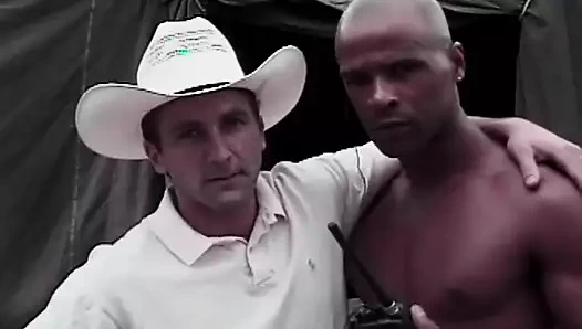 Göt deliğini sert sikerken alttan zevkle inliyor