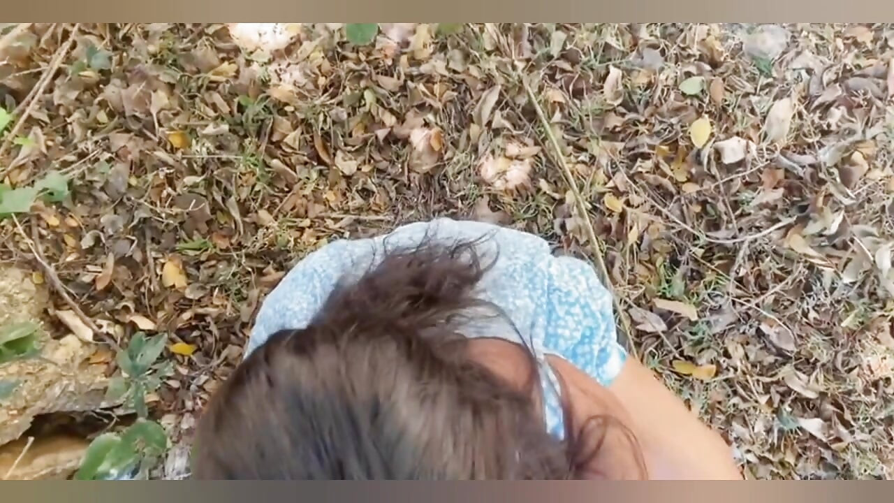 Halka açık bir plajda üvey babamın yarağını dokunuyorum