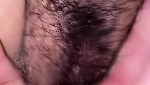 Yatakta gece parmaklıyor ve ilk kez anal sikişiyor