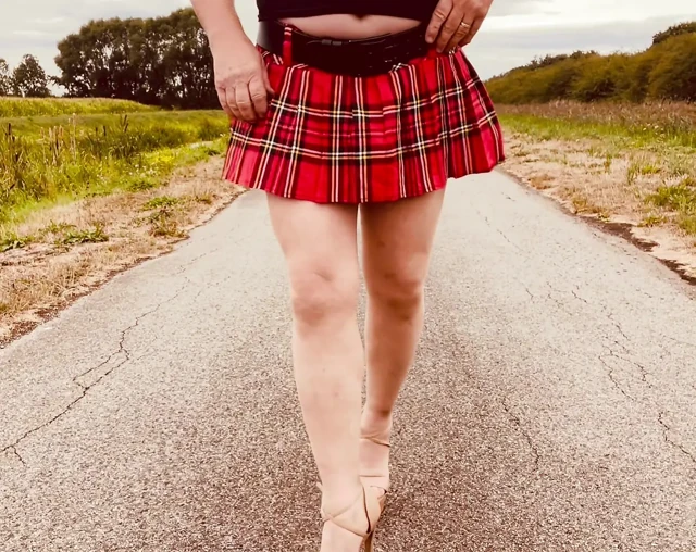 Travesti koca uzun iş gününden sonra taşrada.