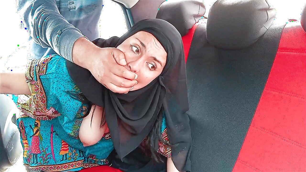 Tesettürlü Hintli üvey anne arabada sikiliyor