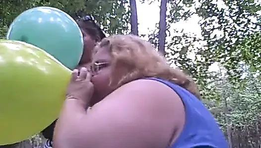 İri güzel kadın açık havada balon patlatıyor ve patlıyor