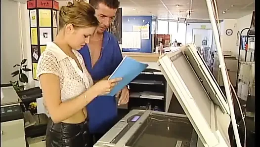 Güzel sekreter büyük bir yarak emiyor ve patronu tarafından sikiliyor