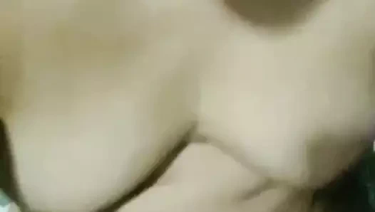 Milf içinde kırmızı topuklu berbat ona ayak ve kedi