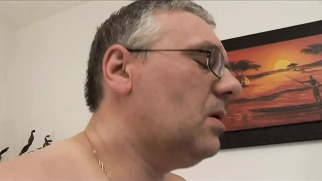 Yaşlı üvey baba rahatlatıcı bir genç kızı sert yarağını sıvazlarken gözetliyor