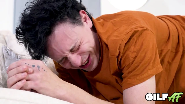 Gilfaf- nine Claire Knight mastürbasyon yapan delikanlıya şaplak atıyor ve ona sert biniyor