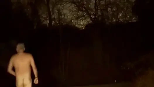 Sokakta çıplak yürüyüş