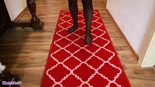 Asmr naylon halıda yürüyor - sheer çoraplı ayaklar ve yumuşak ayak sesi sesleri