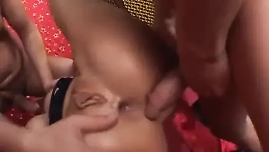 Esmer orta yaşlı seksi kadın kendini ecstasy'ye parmaklıyor