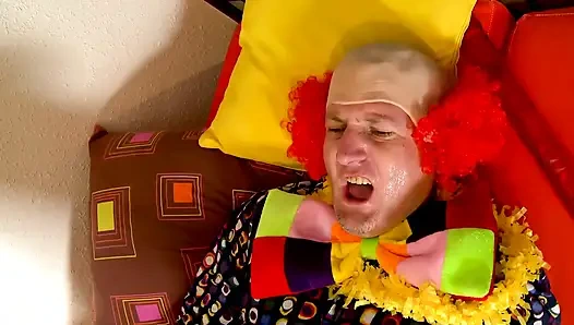 Amcık sızdırana kadar sikiş ve sonra memelere boşalıyor