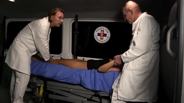 Yaramaz Jinekolog Muayenesi Vahşi Amcık Sikişine Dönüşüyor