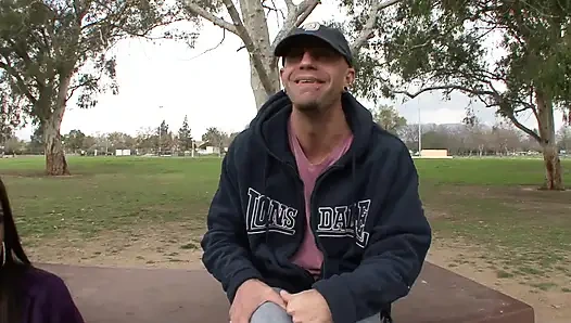 Грудастую брюнетку отшпилили в хардкорном куколд-экшене