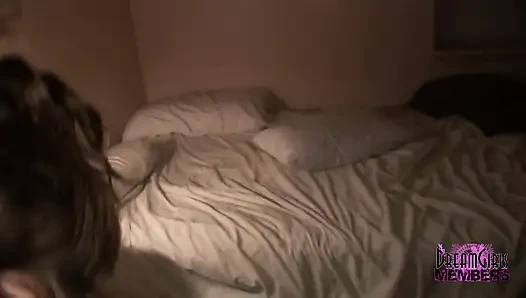 Bahar tatili sürtüğü emiyor ve 2 kameralı adamla sikişiyor