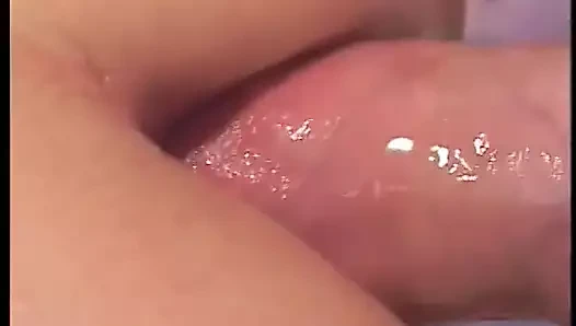 Minik göğüslü seksi ince sürtük yarak emiyor ve küçük götüne yarak alıyor