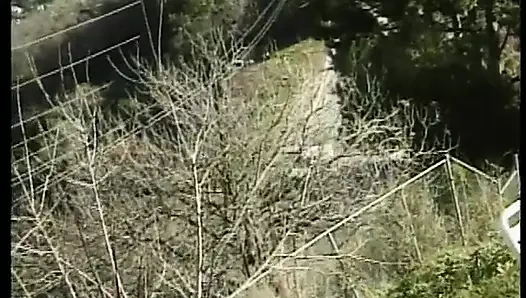 Güzel ve aç yarak emen fahişe sikiliyor ve dölleniyor