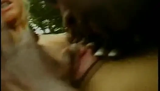 İki azgın orta yaşlı seksi kadın açık havada vahşi lezbiyen seksin tadını çıkarıyor