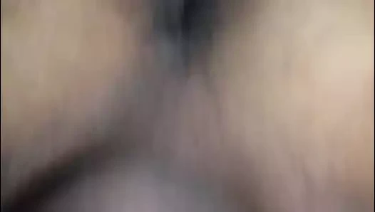 Lily'nin çok ıslak kedisi aslında büyük bir horoz tarafından doldurulur, karısının çoklu orgazmları vardır