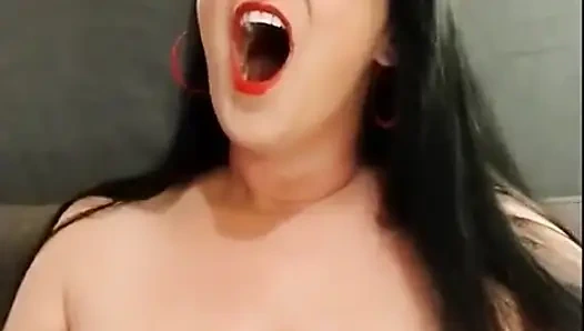 Üstsüz esneyen kırmızı ruj