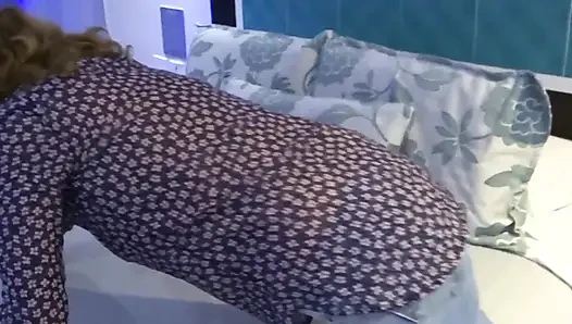 Üvey annem bana sikişmeyi öğretmeyi kabul etti, beni bir motele götürdü ve tam seks yaptık