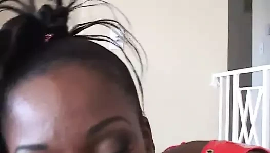 Sürtük amının derinliklerine alıyor ve arkadaşı dildosunu sikiyor