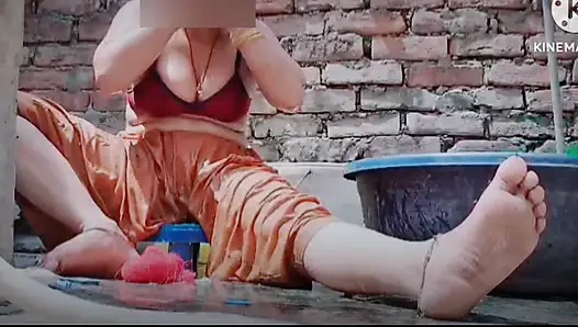 Sevimli yumuşak ateşli seksi video köyü ateşli kız banyo yapıyor