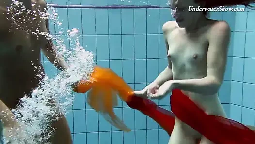 İki kızıl süper sıcak yüzüyor!!!