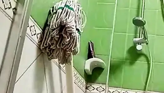 Götlü banyo yapmak istiyor .sikimi görmeni istiyor