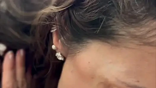Mükemmel evli kadın yardım eli uzatıyor (ağız) ve her şeyi gülümseyerek yutuyor cim