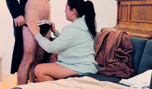 Kanepede istiyor ve onu da alıyor