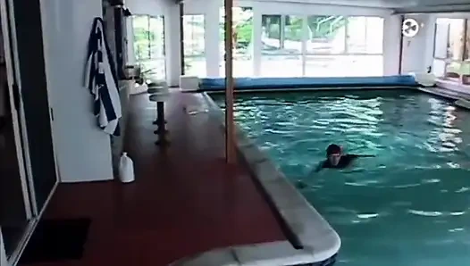 Yüzme havuzu orta yaşlı seksi kadın sikişiyor... ağzına boşalma