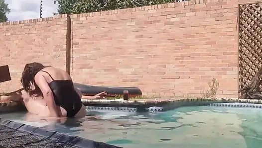 Yüzme havuzu sikişi