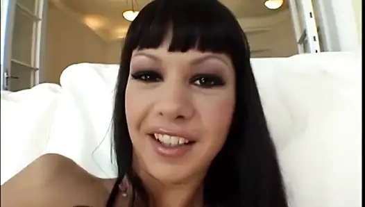 Minyon Angelina Crow ve götünde 2 yarak