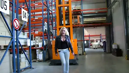 Büyük memeli sarışın bakış açısıyla sert yarağını emiyor